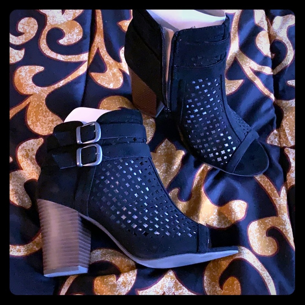 Black Ladies Shoe Boot. Size 8.5